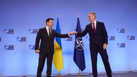 Ukrajinský prezident Volodymyr Zelenskyj (vlevo) s generálním tajemníkem NATO Jensem Stoltenbergem, Brusel, 2021.