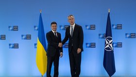 Ukrajinský prezident Volodymyr Zelenskyj (vlevo) s generálním tajemníkem NATO Jensem Stoltenbergem, Brusel, 2019.