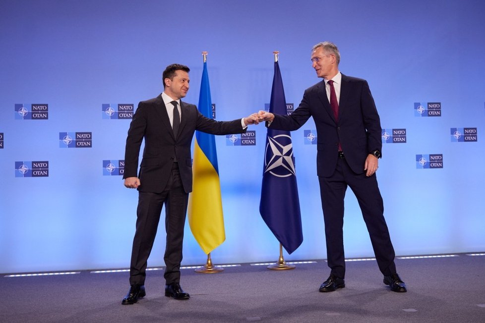 Ukrajinský prezident Volodymyr Zelenskyj (vlevo) s generálním tajemníkem NATO Jensem Stoltenbergem, Brusel, 2021.