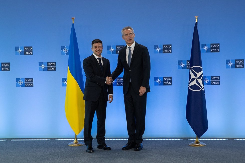Ukrajinský prezident Volodymyr Zelenskyj (vlevo) s generálním tajemníkem NATO Jensem Stoltenbergem (Brusel, 2019)