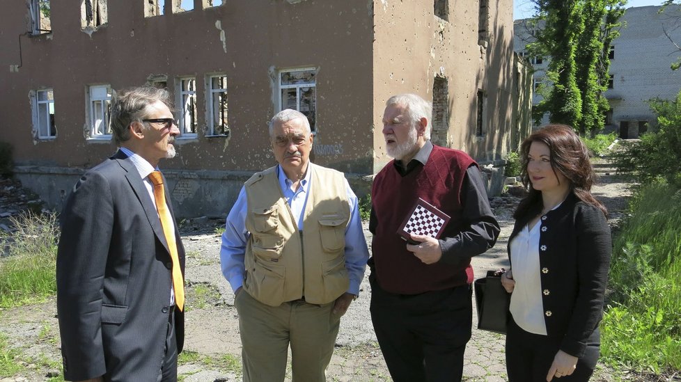 Karel Schwarzenberg a Jaromír Štětina ve Slavjansku. Doprovodil je český velvyslanec Ivan Počuch (vlevo).