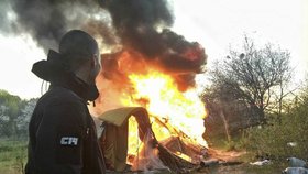 Skupina pravicových extremistů napadla tábor Romů. Útočili na ně kameny a vypálili jim stany.