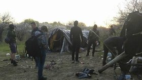 Skupina pravicových extremistů napadla tábor Romů. Útočili na ně kameny a vypálili jim stany.