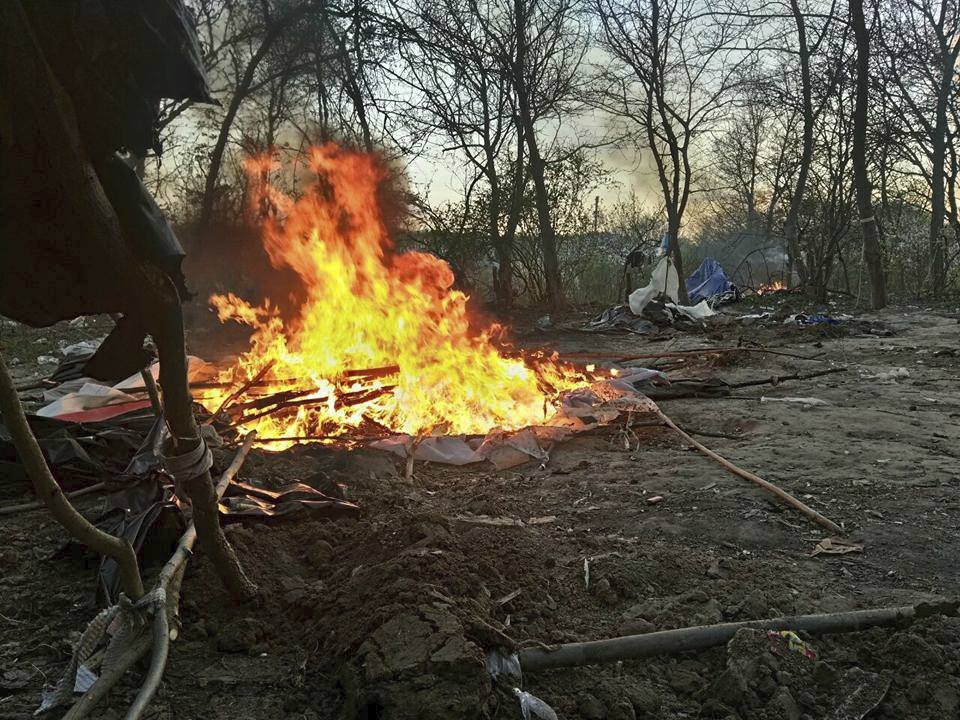 Skupina pravicových extremistů napadla tábor Romů. Útočili na ně kameny a vypálili jim stany.