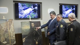 Prezident Porošensko s ukradenými obrazy, které byly nalezeny na Ukrajině.