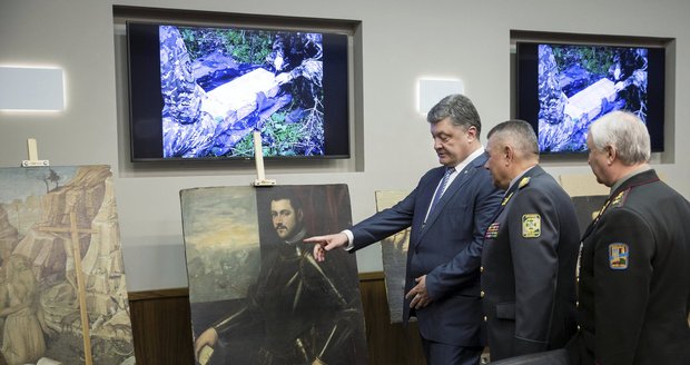 Prezident Porošensko s ukradenými obrazy, které byly nalezeny na Ukrajině.