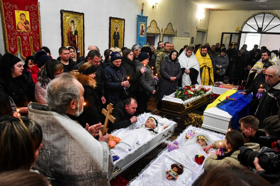 Rauchivka u Oděsy: Pohřeb rodiny Kravecových, kterou zabil ruský dron (5. 3. 2024).
