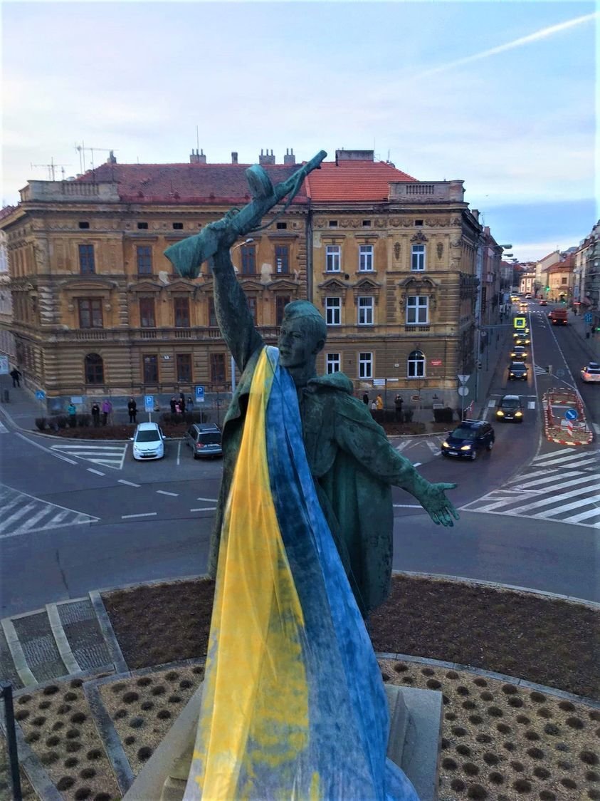 Socha rudoarmějce na Mariánském náměstí ve Znojmě se v zahalila do ukrajinské vlajky.