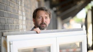 Nemůže jim nadávat ani největší „rajchlovec“. Češi vozí okna na Ukrajinu, místní díky nim zůstávají doma Nemůže jim nadávat ani největší „rajchlovec“. Češi vozí okna na Ukrajinu, místní díky nim zůstávají doma