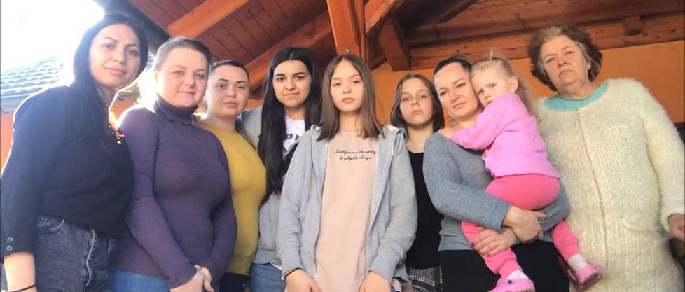 Ukrajinky Kristýna – farmaceutka, Olga – učitelka, Yesain – účetní (zleva) a jejich děti 12 až 15 let, Tetiana - asistentka s dcerkou (2) a Olga – poštovní úřednice. Všechny už pracují jako dělnice.
