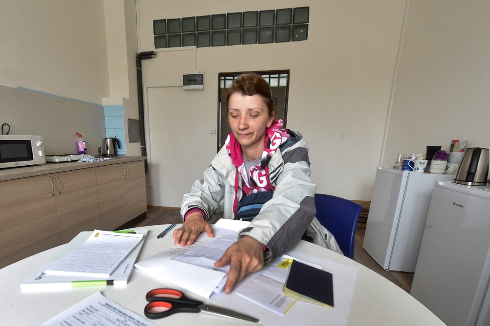Ukrajinka Iryna Korolehová řeší organizační záležitosti ve společné kuchyni v budově bývalých kasáren v Místeckém lese ve Frýdku-Místku.