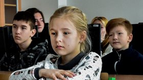 Děti z válkou postižené Ukrajiny v jedné z učeben Základní školy Nádražní v Ostravě,