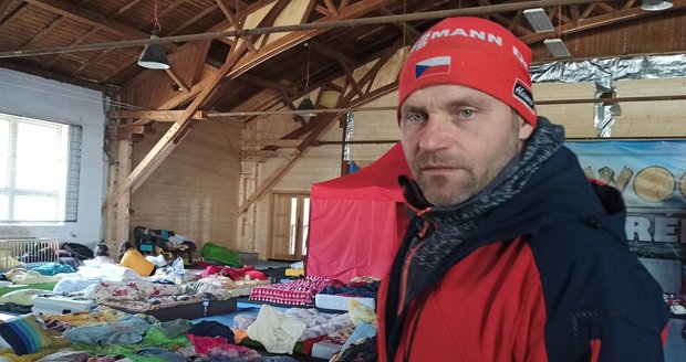 Horolezec Libor Uher (51) s kolegy jedou na plné obrátky už 16 dní v kuse. Uprchlíky vozí od hranice a pak se o ně na Ostravici starají.