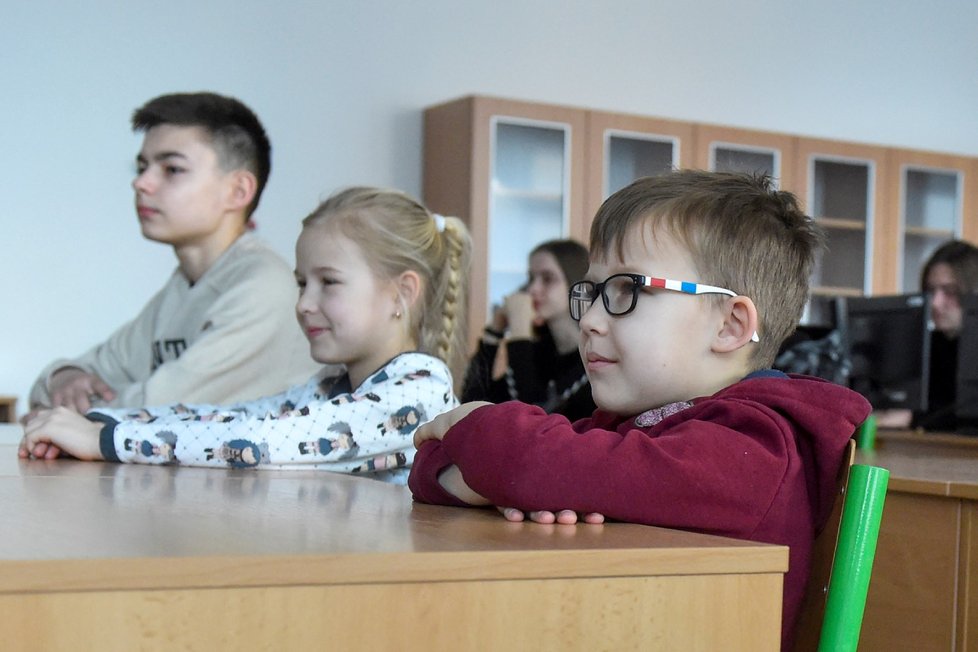 Děti z válkou postižené Ukrajiny v jedné z učeben Základní školy Nádražní v Ostravě,