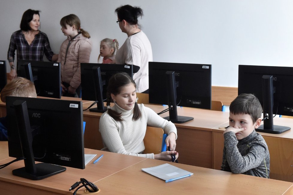 Děti z válkou postižené Ukrajiny v jedné z učeben Základní školy Nádražní v Ostravě,