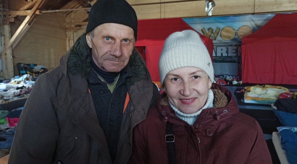 Ivan (65) a Táňa (63) z Charkova jsou vděční za lehátko, deku a jídlo. „Nic víc nepotřebujeme,“ tvrdili.