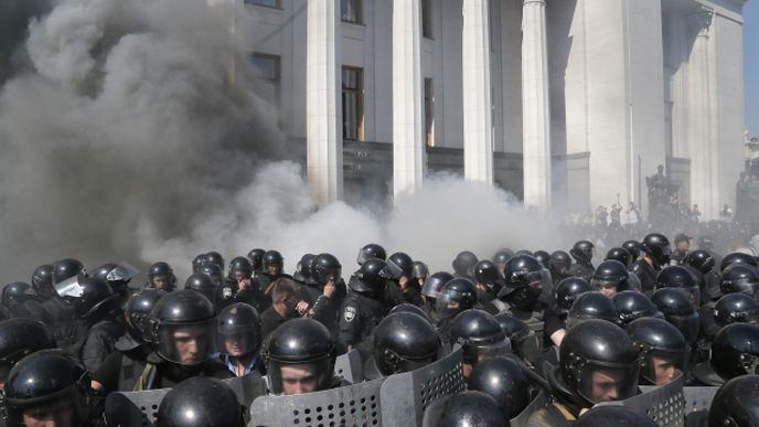 Demonstrace odpůrců ústavní reformy před ukrajinským parlamentem