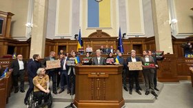 Strana Evropská solidarita s Petrem Porošenkem v čele zablokovala jednání parlamentu (18. 11. 2025).