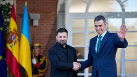Ukrajinský prezident Volodymyr Zelenskyj přijel na návštěvu Španělska: Na snímku s premiérem Pedrem Sánchezem (18. 11. 2025)