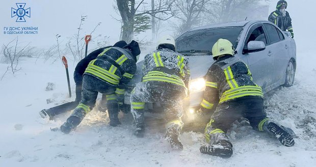 Na Ukrajinu udeřila tuhá zima: Sněhové bouře, -18 °C a tři umrzlí v Oděse. Potíže hlásí i Krym