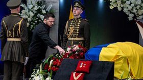 Volodymyr Zelenskyj na pohřbu prvního ukrajinského prezidenta Leonida Kravčuka.