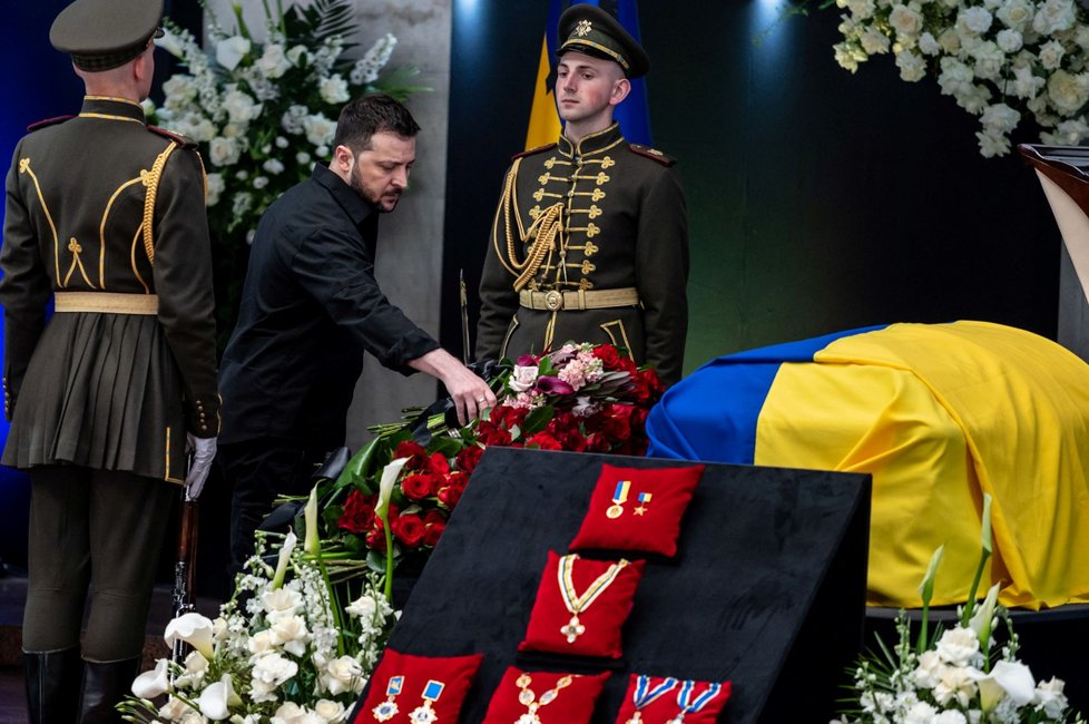 Volodymyr Zelenskyj na pohřbu prvního ukrajinského prezidenta Leonida Kravčuka.