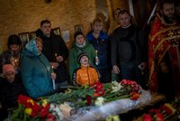 ONLINE: V Umani pohřbili děti zabité při ruském útoku. Macron slíbil další vojenskou pomoc