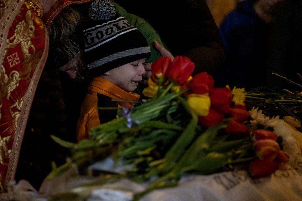 V Umani rodina pohřbila dvě děti, které zahynuly při ruském útoku (30. 4. 2023)