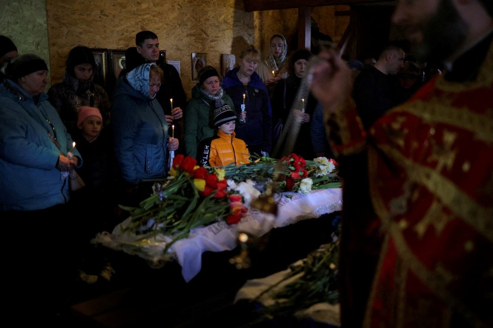 V Umani rodina pohřbila dvě děti, které zahynuly při ruském útoku (30. 4. 2023)