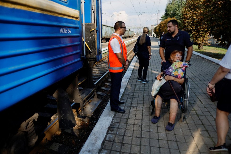 Evakuace obyvatel z Pokrovska v Doněcké oblasti (19. 8. 2022)