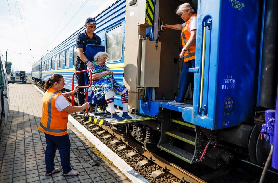 Evakuace obyvatel z Pokrovska v Doněcké oblasti (19. 8. 2022)