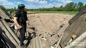 Policie v Charkovské oblasti vyšetřuje následky ruských útoků (21. 6. 2024).