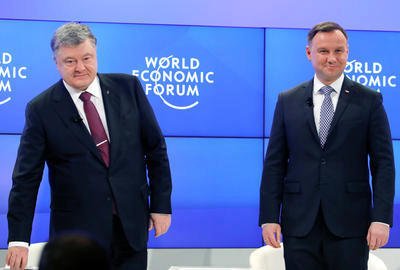 Ukrajinský prezident Petro Porošensko a polská hlava státu Andrzej Duda se potkali v Davosu.