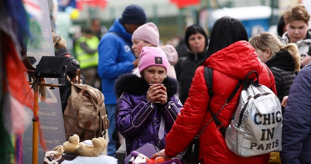 Připravte si batoh i zásoby na 7 dní bez vody a elektřiny. Poláci vydali příručku pro případ války