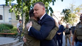 Volodymyr Zelenskyj a Andrej Duda uctili památku obětí volyňského masakru. (9. 7. 2023)