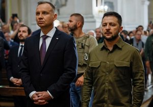 Zelenskyj a Duda uctili památku obětí masakru na Volyni. Poláci žádají po 80 letech omluvu 