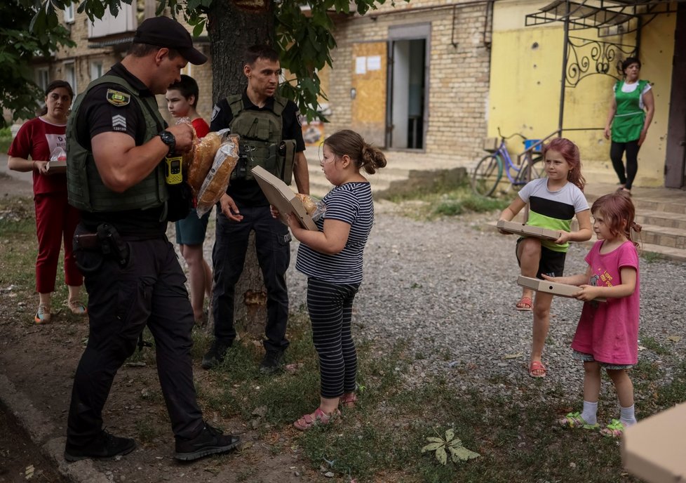 Policisté roznáší humanitární pomoc v Donětské oblasti