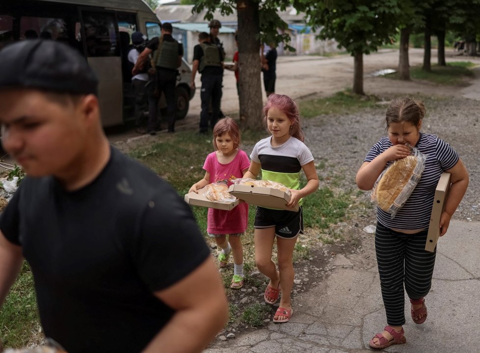 Policisté roznáší humanitární pomoc v Donětské oblasti