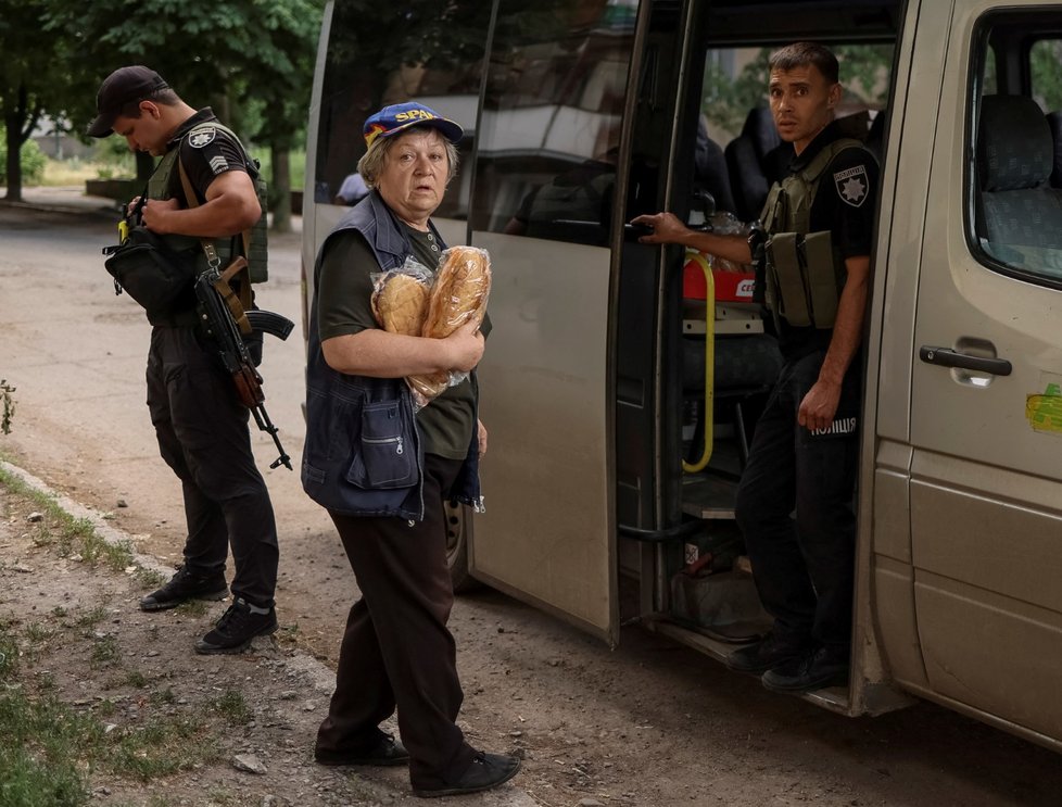 Policisté roznáší humanitární pomoc v Donětské oblasti