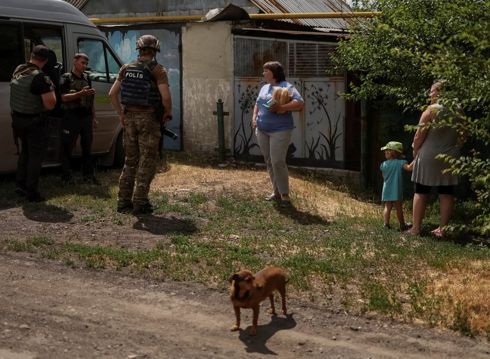 Policisté roznáší humanitární pomoc v Donětské oblasti