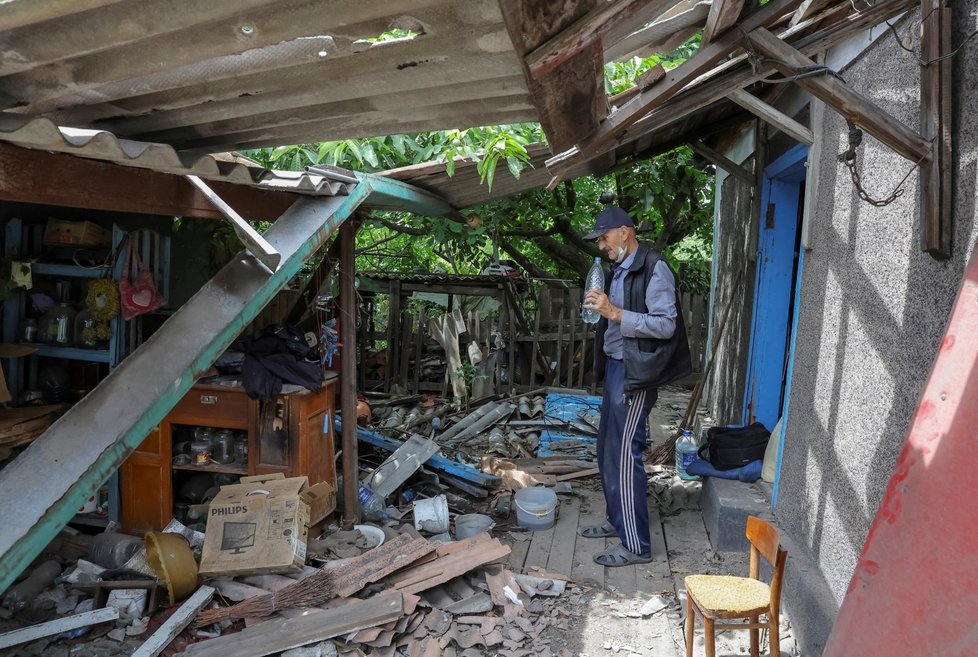 Popasna, Luhanská oblast: Vladimir Odarčenko (70) obhlíží ruiny svého domu (14. 7. 2022).