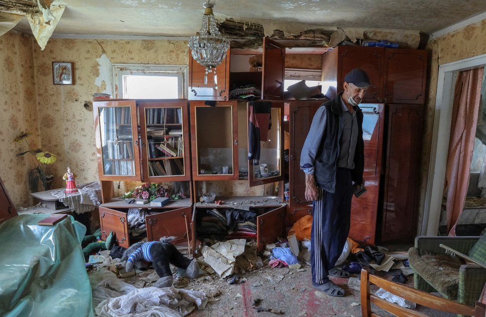 Popasna, Luhanská oblast: Vladimir Odarčenko (70) obhlíží ruiny svého domu (14. 7. 2022).