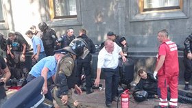 Zraněný policista u budovy ukrajinského parlamentu.