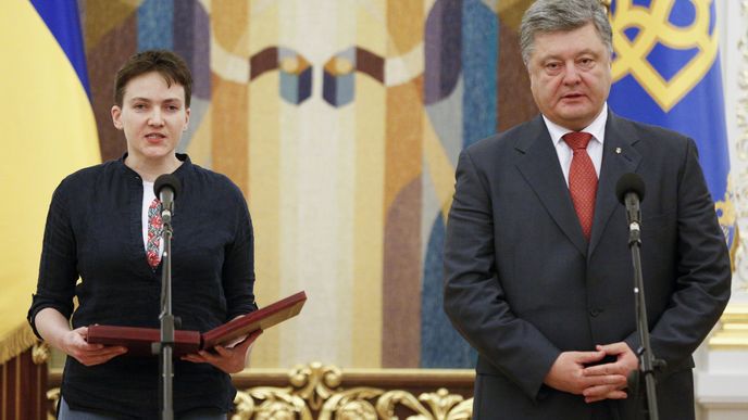 Prezident Porošenko uvítal vězněnou pilotku Savčenkovou.