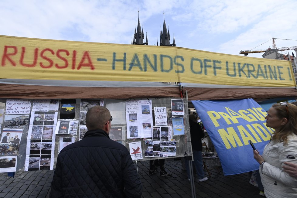 Osvětový stánek na podporu Ukrajiny proti ruské agresi spolku Pražský Majdan (1. 5. 2022)