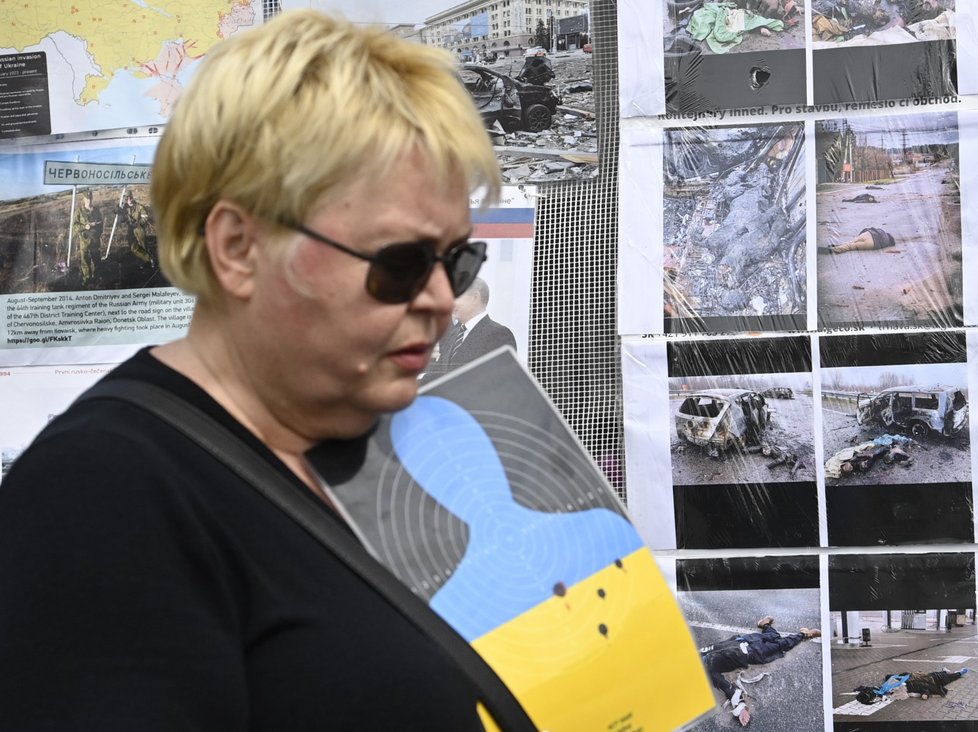 Osvětový stánek na podporu Ukrajiny proti ruské agresi spolku Pražský Majdan (1. 5. 2022)