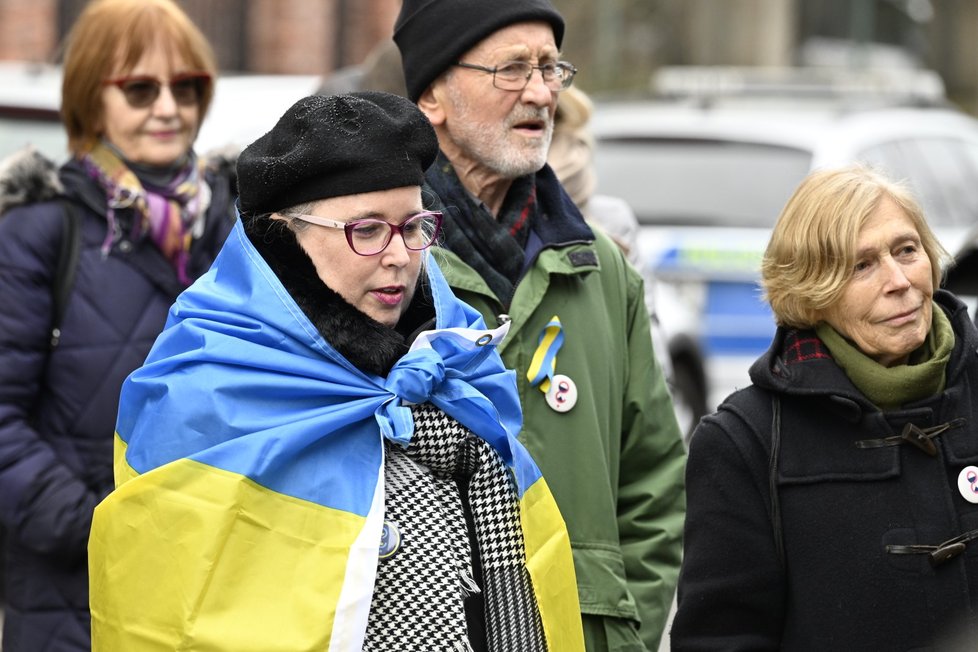Za Ukrajinu se pomodlili lidé před ukrajinským velvyslanectvím v Praze (12. 2. 2023)