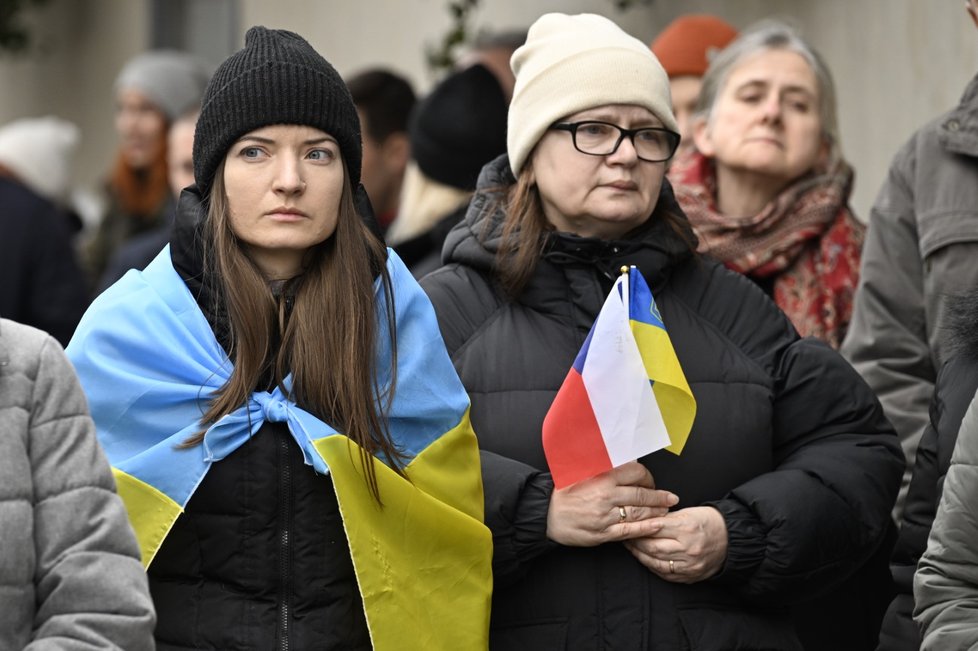 Za Ukrajinu se pomodlili lidé před ukrajinským velvyslanectvím v Praze (12. 2. 2023)
