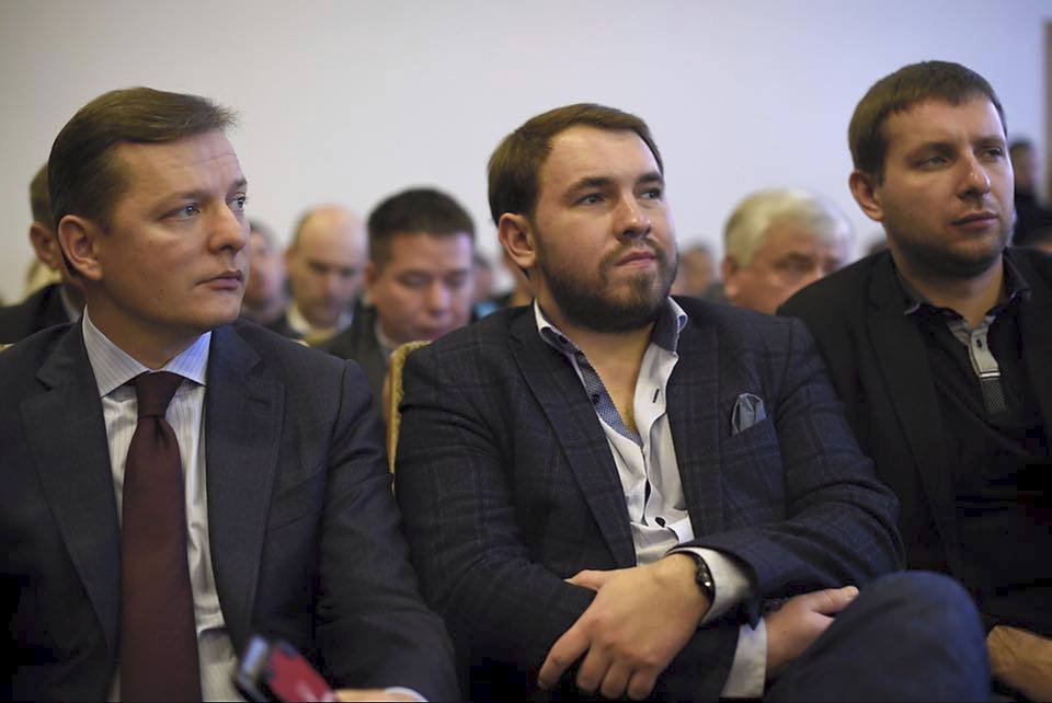Ukrajinský poslanec Andrij Lozovoj (uprostřed) platil na letišti falešnými eury.