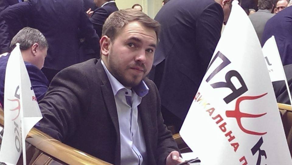 Ukrajinský poslanec Andrij Lozovoj platil na letišti falešnými eury.